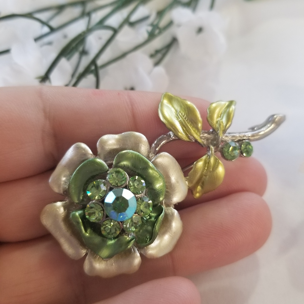 Beautiful Flower Brooch - Picture 1 of 3